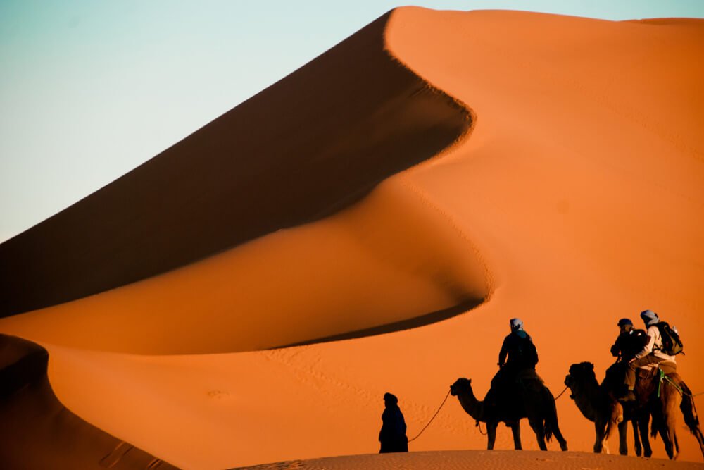 Campamento móvil en Merzouga con tiendas en las dunas del Sahara al atardecer. - View 1